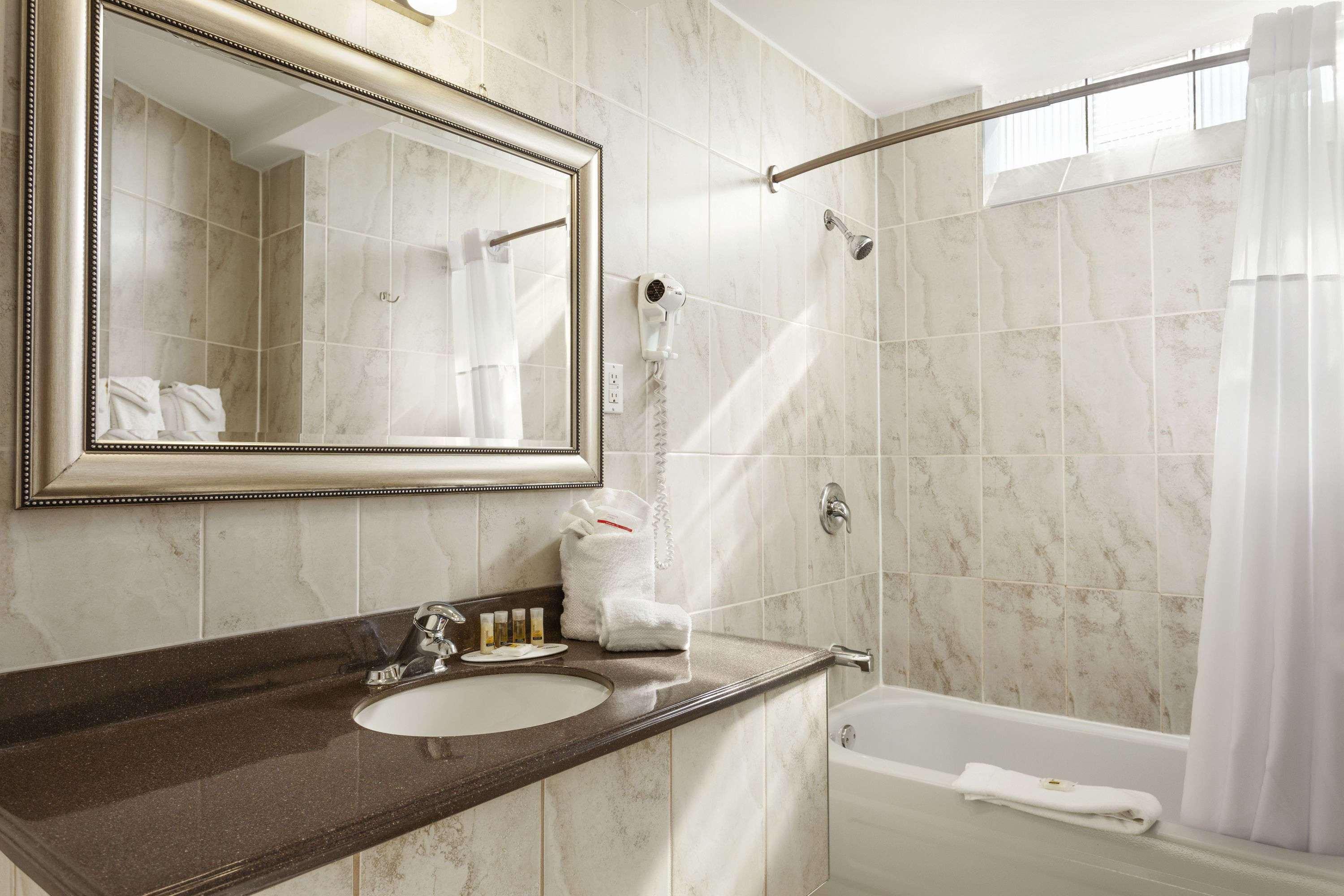 Days Inn By Wyndham Montreal East Luaran gambar